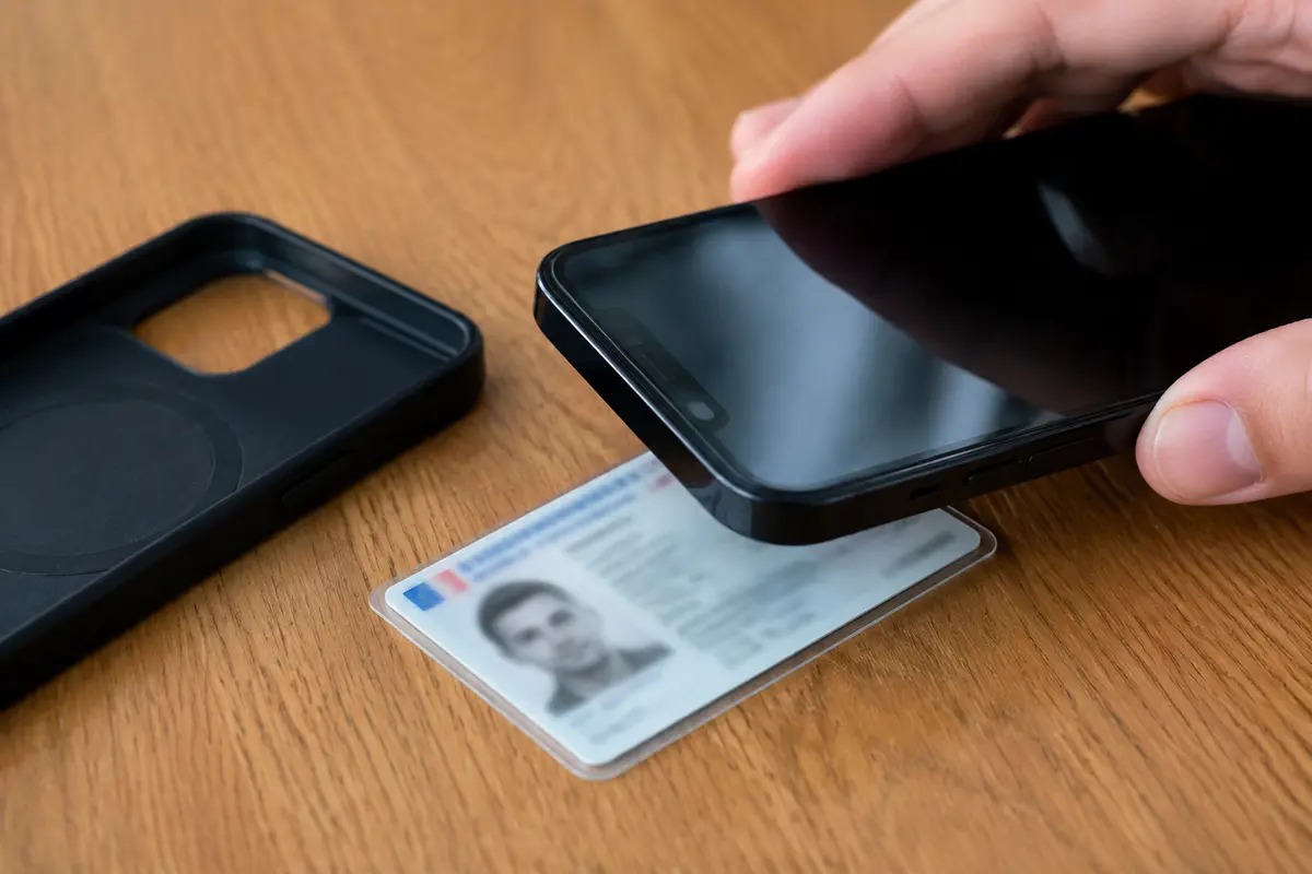 Illustration liée à l’article : France Identité à l’étranger : pourquoi la lecture NFC échoue et ce que le VPN change vraiment