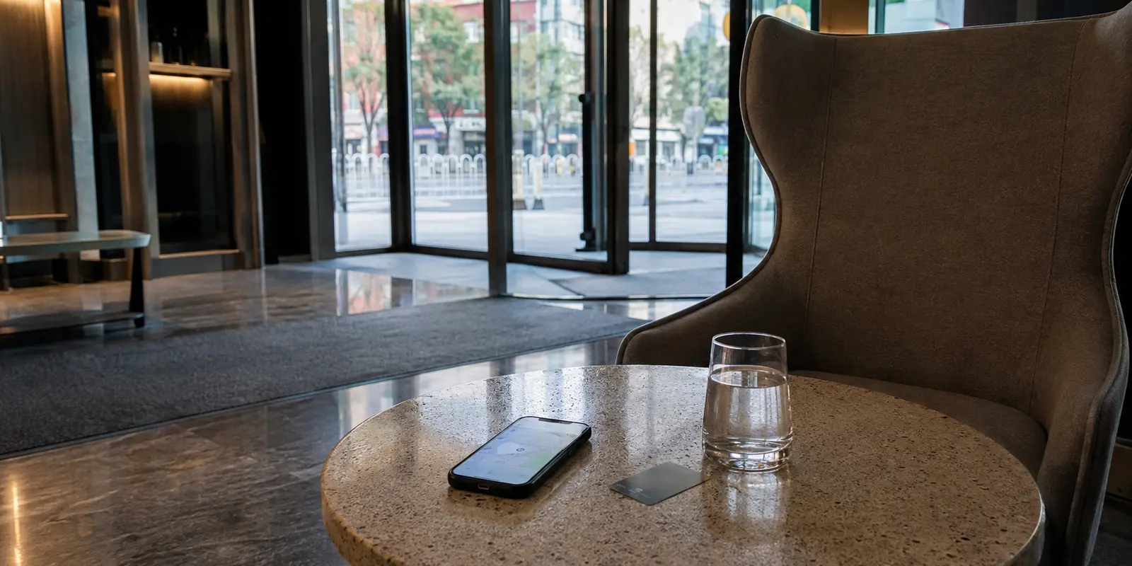 Voyager avec une eSIM et un VPN : le duo indispensable (et l’erreur de routage qui gâche tout)