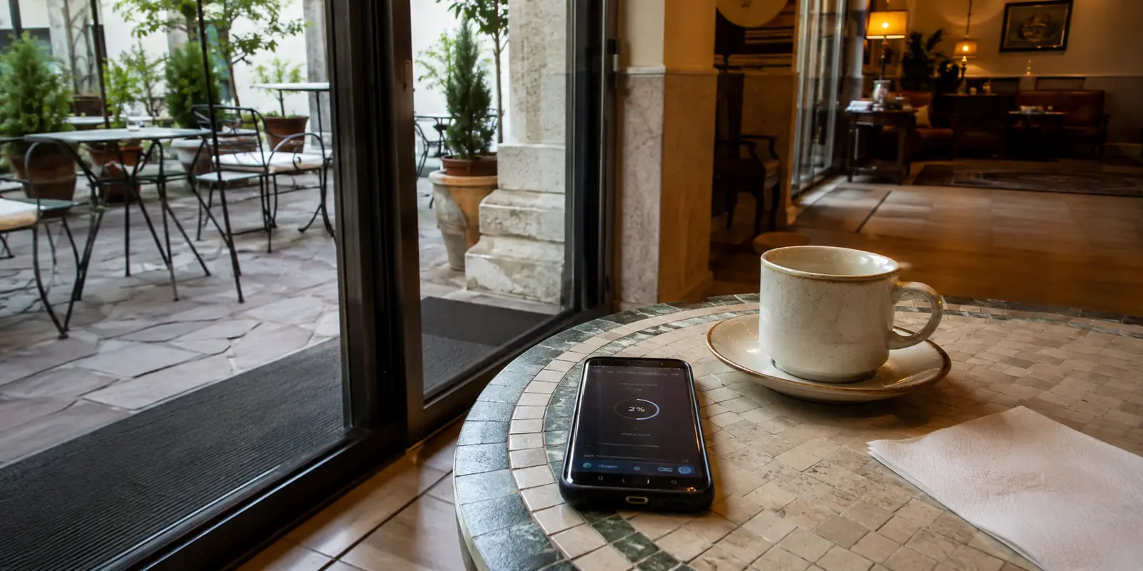 Wi‑Fi d’hôtel ou d’aéroport : pourquoi un VPN peut figer la connexion